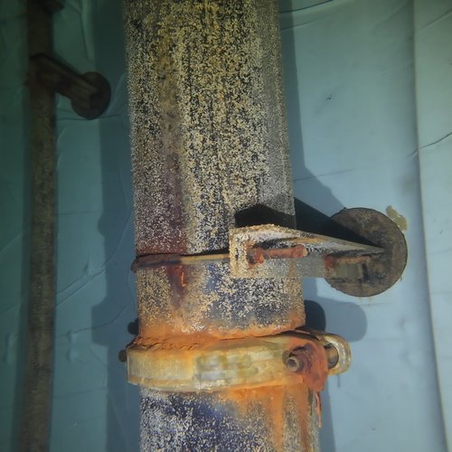 Sprinklertank-Inspektion: Stahltank, 15 Jahre – Rohrschelle Ventil Schwere Rostkorrosion Nahaufnahme