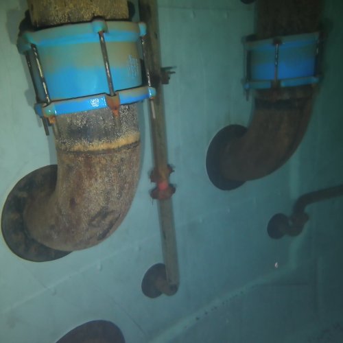 Sprinklertank-Inspektion: Stahltank, 15 Jahre – Rohrschelle Ablagerungen Bodensicht